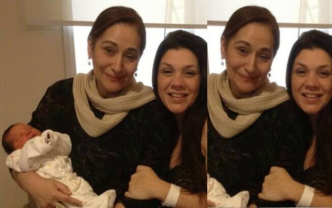Simony e Anthony recebem visita de Sonia Abrão na maternidade