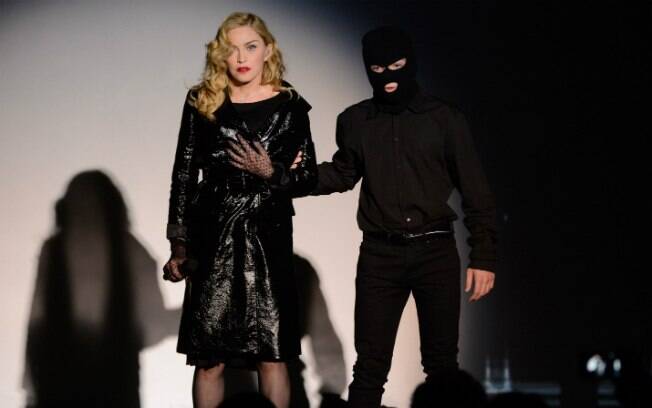 Mascarado, Rocco se apresenta com a mãe, Madonna 