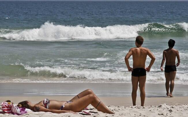 Movimentação de banhistas na Praia do Pepê, no Bairro da Barra da Tijuca, na cidade do Rio de Janeiro, nesta segunda-feira (10/02)	
