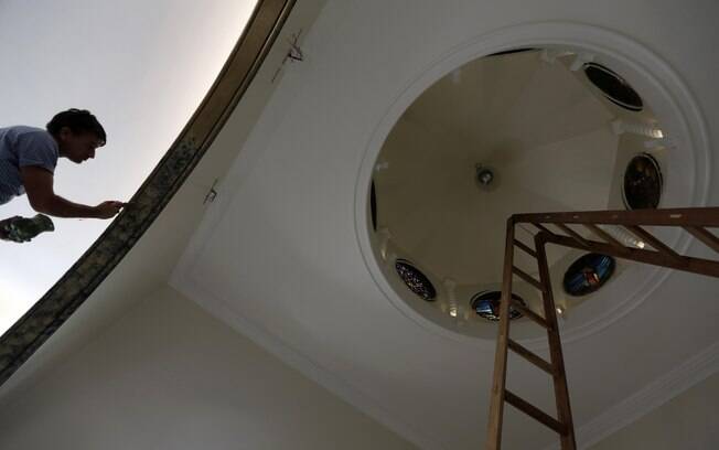 Franciscanos arrumam a sala que receberá o papa Francisco, no hospital São Francisco de Assis, no Rio de Janeiro