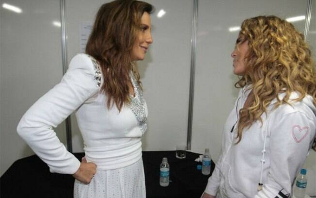 Ivete Sangalo e Jennifer Lopez trocam figurinhas em bastidores de festival
