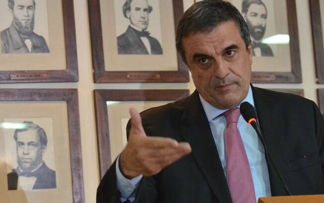 O ministro da Justiça, José Eduardo Cardozo espera por protestos sem violência
