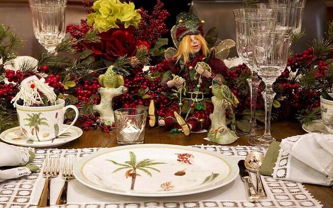 A mesa de Natal montada na Cecilia Dale tem a presença de duendes e bonitos arranjos