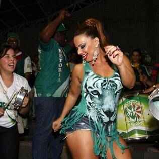 Mesmo não desfilando pela Mancha Verde em 2014, Viviane Araújo foi ao primeiro ensaio geral da escola paulistana