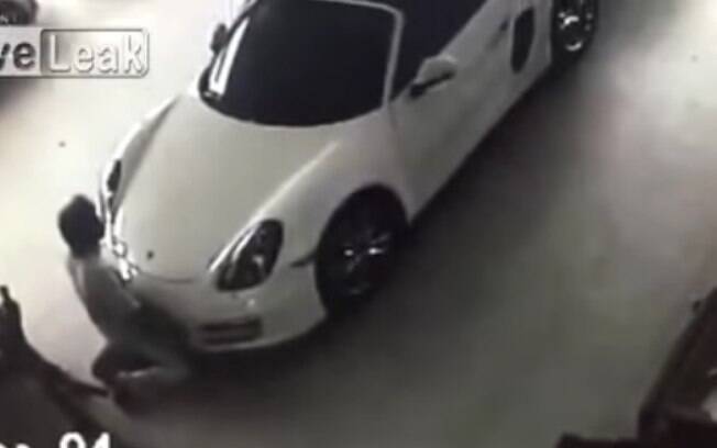 Câmeras de segurança flagraram o 'tarado' realizando movimentos sexuais com um Porsche