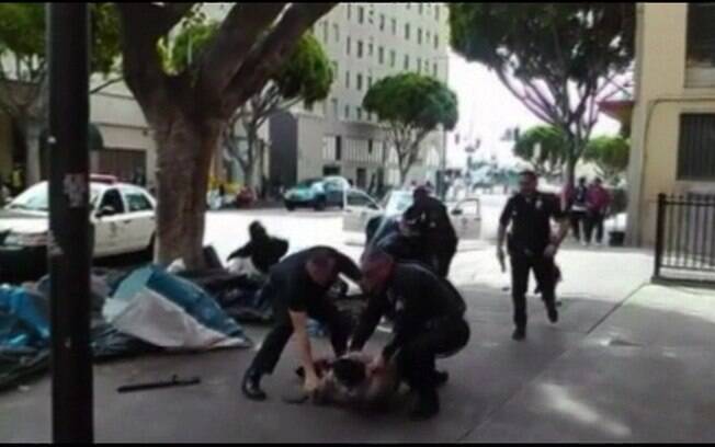 Vídeo registra morte de sem-teto por policiais em Los Angeles