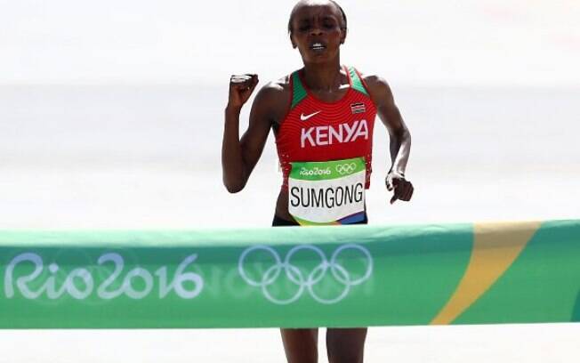 Jemima foi a primeira mulher queniana a conquistar medalha de ouro na prova mais longa do atletismo Jemima foi a primeira mulher queniana a conquistar medalha de ouro na prova mais longa do atletismo