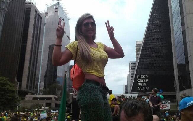 Jovem posa em protesto contra Dilma Rousseff, neste domingo (15), em São Paulo. Foto: David Shalom/iG São Paulo
