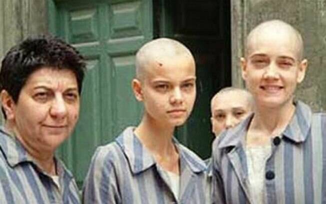 No filme 'Olga', de 2004, Camila Morgado raspou o cabelo quando passou pelo campo de concentração. Milena Toscano (ao centro) também aparece sem cabelos no filme