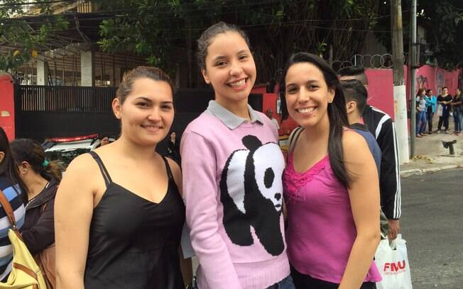 Jeniffer, Gabriela e Fernanda desceram do ônibus e tentaram chegar à pé: não adiantou