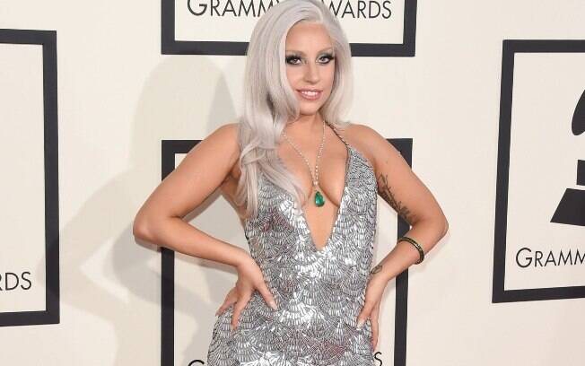 Lady Gaga investiu no look prateado, trabalhado no decote, para o Grammy 2015 Lady Gaga investiu no look prateado, trabalhado no decote, para o Grammy 2015