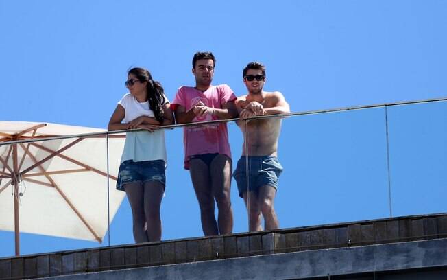 Joshua Bowman surge sem camisa no terraço do hotel