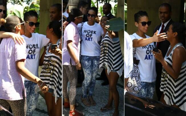 Alicia Keys simpática com fãs no Rio