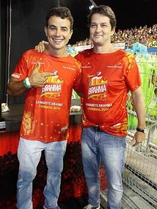 Anderson Di Rizzi e Marcelo Serrado em camarote no carnaval de São Paulo
