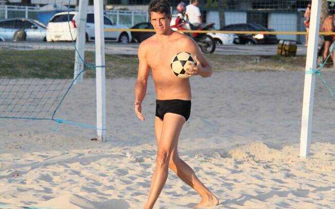 Márcio Garcia joga vôlei de areia