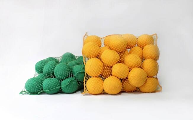 Almofadas da MEO Estudio, exibidas na Craft Design, imita sacos de laranja e limão: rede de náilon e esferas de malha com enchimento em manta siliconada