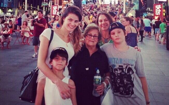 Isabeli Fontana curte férias com os filhos, a mãe e a tia em Nova York
