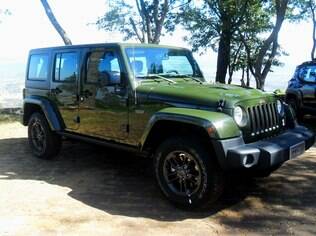 Jeep Wrangler 75 anos vem entradas de ar no capô entre os detalhes da série especial