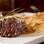 Filé-mignon em crosta de parmesão e ervas finas, molho roti e gâteau de batata regado com azeite defumado, no Boteco Dona Rosa. Foto: Divulgação/Restaurant Week SP
