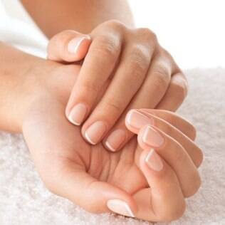 Bases fortificam e hidratam unhas