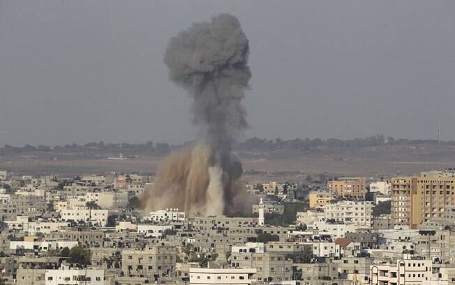Fumaça cobre Gaza após o que testemunhas disseram ter sido um ataque aéreo israelense (19/08)