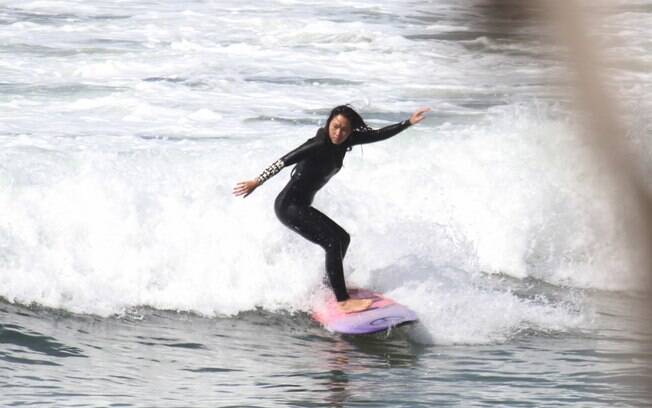 Danielle Suzuki teve aulas de surfe na praia da Macumba, no Rio