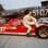 Gilles Villeneuve posa com a Ferrari de 1981. Foto: Reprodução