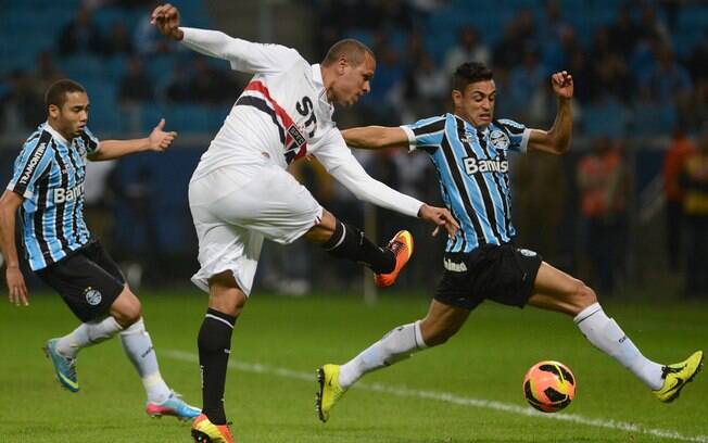 Luis Fabiano arrisca finalização ao gol do Grêmio
