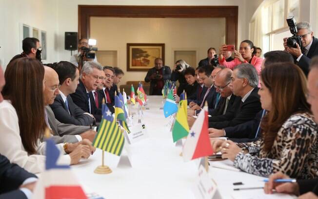 Presidente interino Michel Temer discutiu com governadores dívida dos Estados com a União