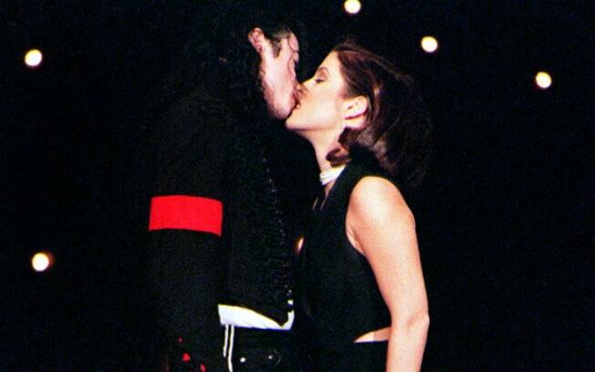 No palco do VMA 1994, Michael Jackson fez uma emocionante declaração a sua mulher, Lisa Marie Presley, e deu um beijaço nela. Foto: Getty Images/;Reprodução