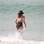 Giovanna Antonelli adota a tendência das hot pants para ir à praia com as filhas na manhã desta terça-feira (18/9). Foto: Dilson Silva/Agnews