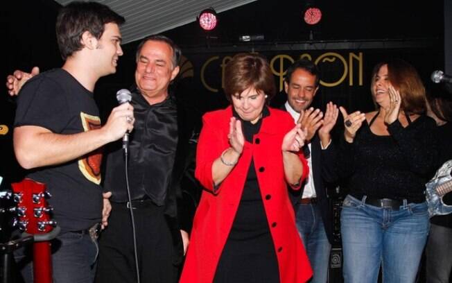 Ronnie Von ao lado da mulher Cristina e dos filhos Léo, Ronaldo e Alessandra, no palco de estreia do caçula