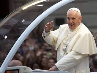 Papa percorre as ruas do Rio com papamóvel aberto