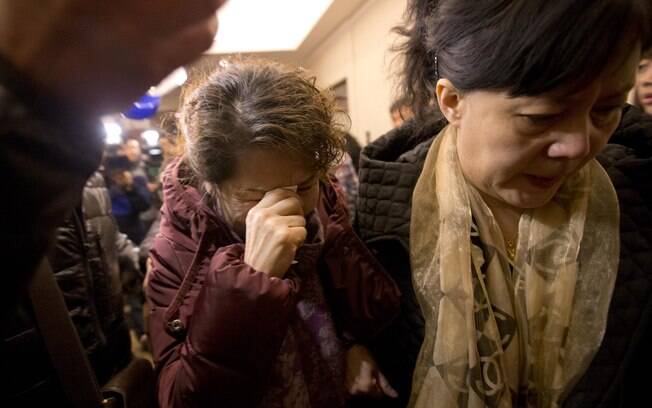 Parentes se desesperam com falta de informações sobre voo desaparecido (9/3). Foto: AP