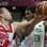 Nenê tenta proteger a bola da marcação do russo Sergey Monya. Foto: AP