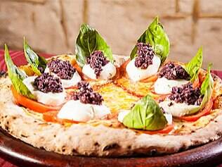 Aprenda a preparar pizza em casa