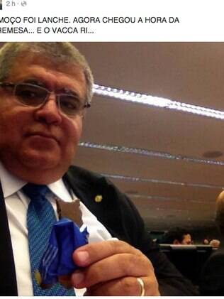 Deputado Carlos Marun, do PMDB de MS, faz um lanchinho durante o depoimento de João Vaccari e posta selfie no Facebook
