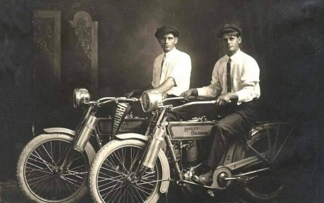 William Harley e Arthur Davidson, os fundadores das motocicletas Harley Davidson, 1914.