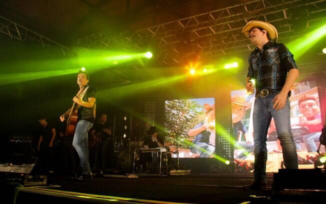 Fernando e Sorocaba no palco do Villa Country