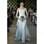 Vestido de renda levemente azulado, de Oscar de la Renta. Foto: Getty Images