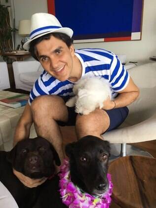 Chalita em clima de carnaval ao lado de Serena, mascote que recebeu de presente do iG, e seus outros dois pets