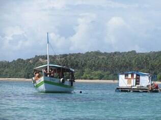 Bar flutuante em Boipeba