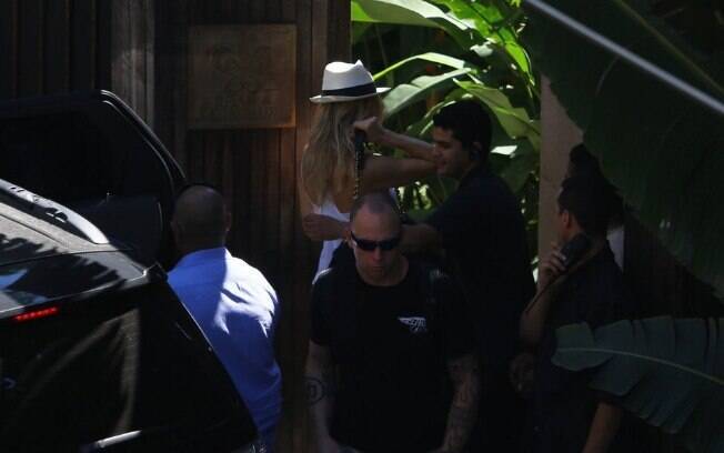 Kate Hudson chega a hotel, no Rio