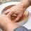 Faça (ou compre na padaria) um pão de ló e, com um aro ou assadeira, corte-o em dois pedaços ou mais pedaços (ou corte um bolo com faca de serra ou linha de costura). Foto: Edu Cesar/Fotoarena