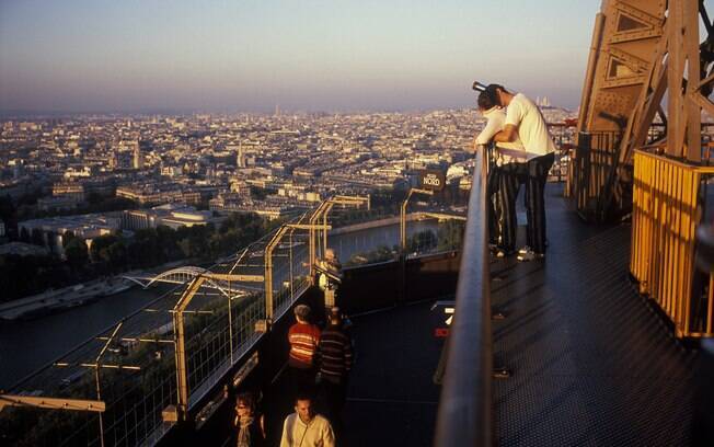 Torre Eiffel já é famosa como local para pedidos de casamento