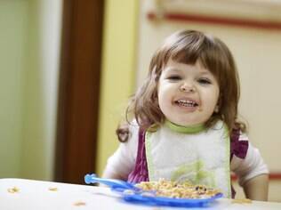Sujar a roupa, a mesa e até mesmo o chão é comum quando a criança está aprendendo a comer sozinha