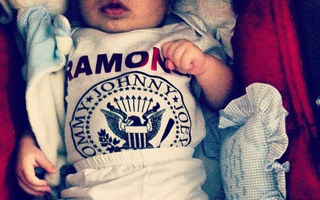 Dom, filho de Pedro Scooby e Luana Piovani, posa com camiseta dos Ramones