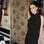 Victoria Beckham, de vestido preto com saia plissada, ganhou o prêmio de "Grife do Ano". Quem anunciou o resultado foi o estilista Marc Jacobs. Foto: Getty Images