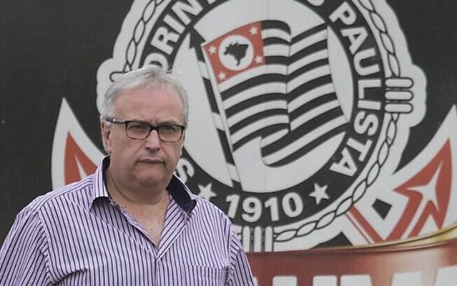 Roberto de Andrade, presidente do Corinthians, se irritou em entrevista coletiva