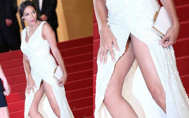 Os paparazzi conseguiram fotografar a calcinha da atriz, que usava um vestido com uma longa fenda